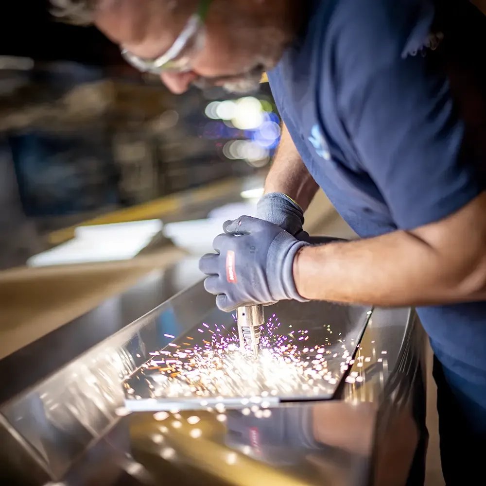 Découpe d’une pièce en aluminium à l’atelier
