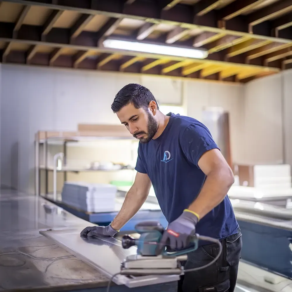 Finition d’une tôle à l’atelier