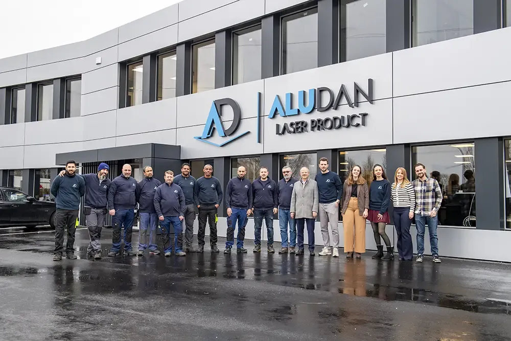 L’équipe Aludan devant l’atelier de Huizingen